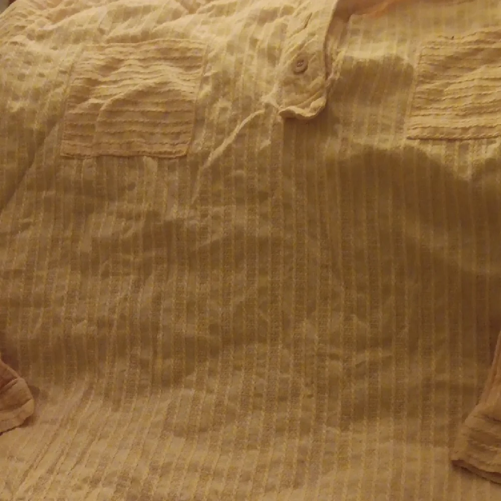 Textured Button-Up Shirt - Picture 4 of 6